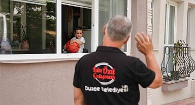 Her gün heyecanla çöp kamyonlarının yolunu gözleyen minik Ahmed'e işçilerden sürpriz ziyaret