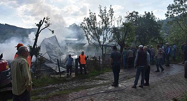İki katlı evde çıkan yangına vatandaşın su tankeri ile müdahalesi