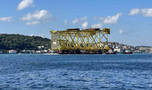 İstanbul Boğazı'ndan 350 metrelik sondaj platform iskelesi geçiş yapıyor