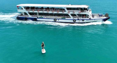 İstanbul Boğazı'nın turkuaz sularında elektrikli sörf