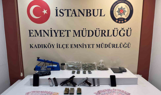 Kadıköy'de "dur" ihtarına uymayan şüphelilerden çok miktarda uyuşturucu madde ve ruhsatsız silah çıktı