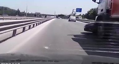 Kamyon otomobili önüne alıp metrelerce sürükledi: O anlar araç kamerasına yansıdı