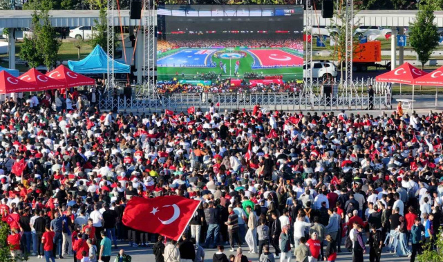Kocaeli'de binlerce kişi milli maçı dev ekranda izledi