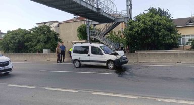 Kocaeli'de hafif ticari araç otomobile çarptı: 2 yaralı