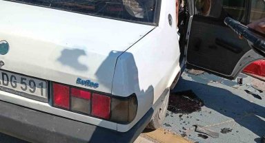 Kocaeli'de kaldırıma çarpan otomobilin sürücüsü yaralandı