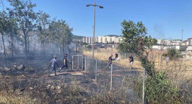 Kocaeli'de saman yüklü tırın römorkunda çıkan yangın mahalleyi sardı