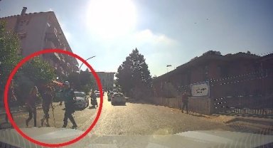 Koltuk değnekli öğrencinin yardımına zabıta personeli koştu