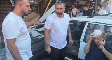 Kontrol çıkan otomobil iki iş yerine çarptı: 1 yaralı