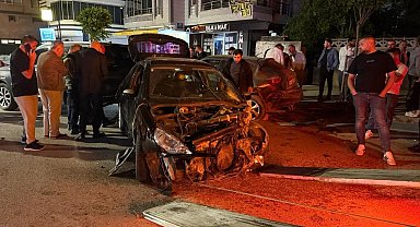 Kontrolden çıkan otomobil park halindeki araçlara çarptı: O anlar kamerada