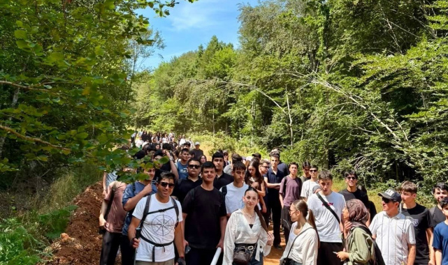 Körfez'de gençler doğa yürüyüşünde buluştu