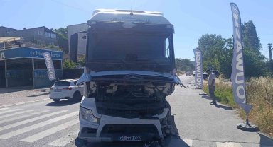 Küçükçekmece'de hafif ticari araç ile tır çarpıştı: 1 ağır yaralı