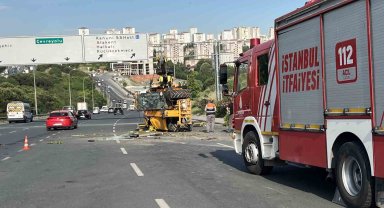 Küçükçekmece'de iş makinesini taşıyan çekici devrildi, sürücü hayatını kaybetti