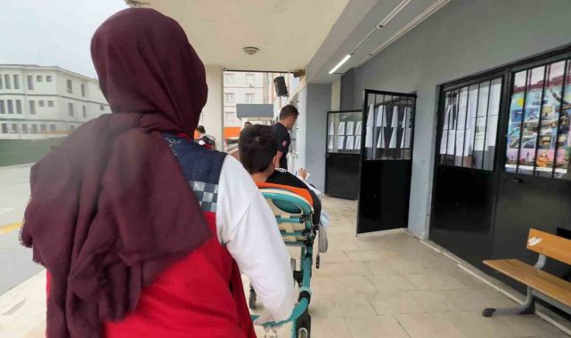 LGS'de zamana karşı yarış: Esenyurt zabıtası öğrenciyi sınava 30 saniye kala yetiştirdi