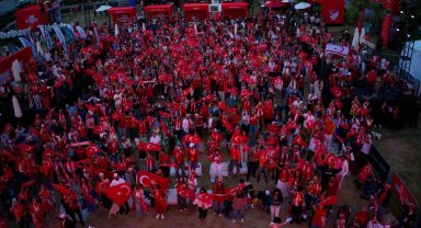 Los Angeles kırmızı-beyaza büründü