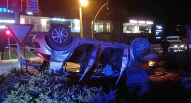Motosiklet ile çarpışan otomobil takla atarak ters döndü: 1'i ağır 4 yaralı