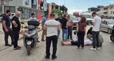 Motosiklet sürücüsü otomobile çarpmamak için frene basınca savruldu: 1 yaralı