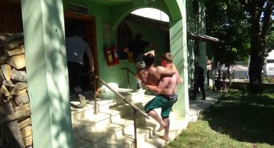 Mudurnu er meydanında fair-play: Acı çeken rakibini kucağında taşıdı, imdadına seyirci yetişti