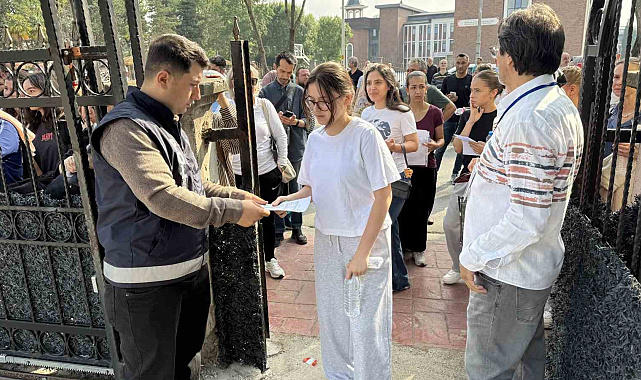 Öğrenciler sıralarda, veliler ise okulun çevresinde ter dökmeye başladı