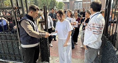 Öğrenciler sıralarda, veliler ise okulun çevresinde ter dökmeye başladı