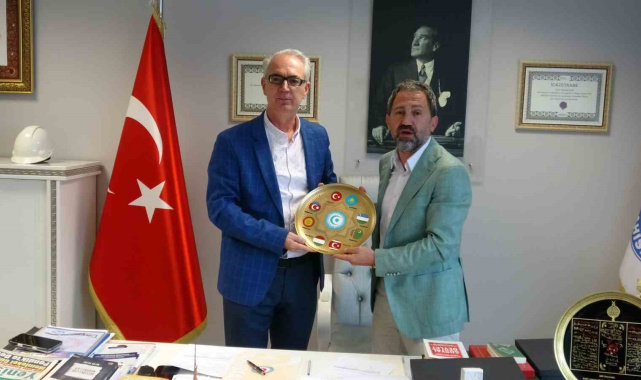 Osmanlı'dan günümüze ulaşan Ahi sancağı Türkiye ile Kosova'yı buluşturdu