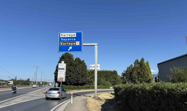 Panelvan yön tabelasına çarptı: 1 ölü, 2 yaralı