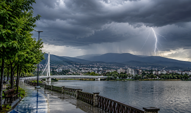 Sakarya'da hava bir anda değişecek! Hafta sonu sağanak ve gök gürültüsü geliyor