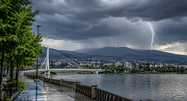 Sakarya'da hava bir anda değişecek! Hafta sonu sağanak ve gök gürültüsü geliyor