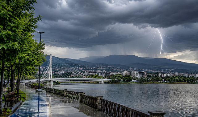 Sakarya'da hava bir anda değişecek! Hafta sonu sağanak ve gök gürültüsü geliyor