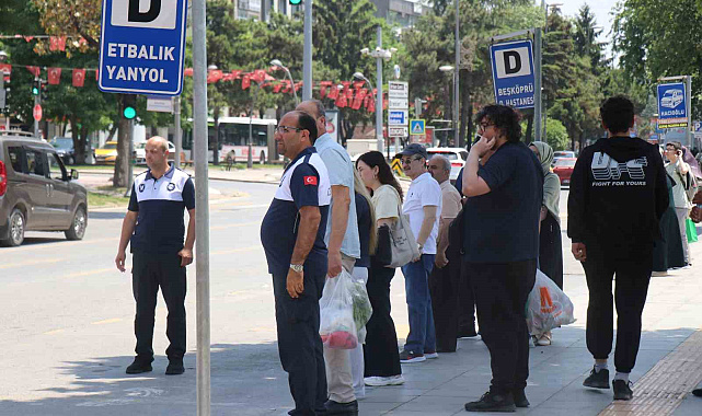 Sakarya’da ulaşım krizi büyüyor: Dolmuşlar saatte bire düştü, vatandaş duraklarda kaldı.