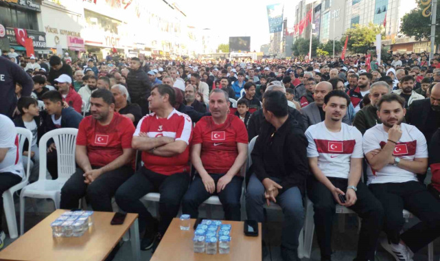 Sultanbeyli Kent Meydanı'nda vatandaşlar milli takım için tek yürek oldular