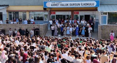 Sultanbeyli'de 37 yıllık öğretmene duygu dolu uğurlama: Öğrencilerinden konfetili sürpriz