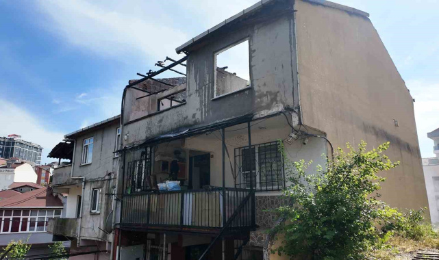 Sultanbeyli'de izolasyon malzemeleri tutuşan çatı alevlere teslim oldu