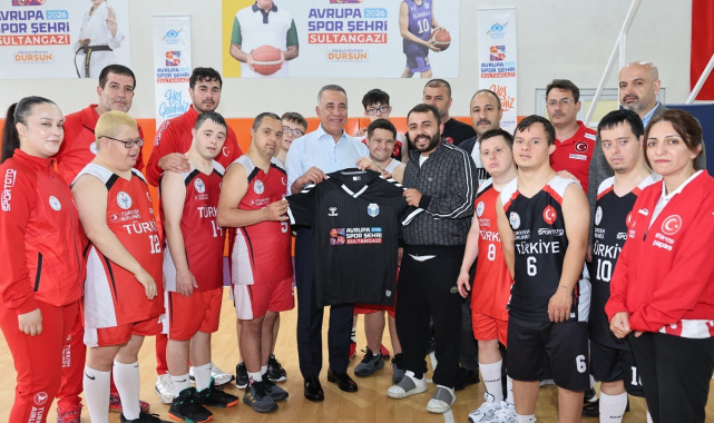 Sultangazi Belediye Başkanı Dursun, Down Sendromlular Basketbol Milli Takımı ile buluştu