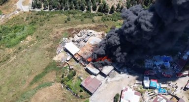 Sultangazi'de 2 hafta önce yanan plastik eşya deposundan yeniden alevler yükseldi