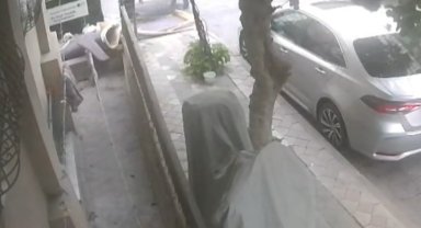 Sultangazi'de hurdacılar çöp konteynerini "atölyeye" çevirdi