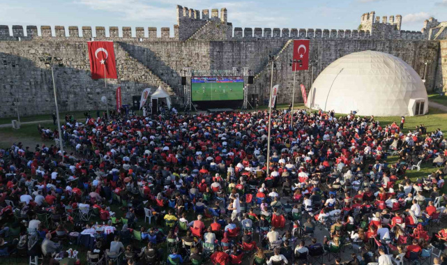 Tarihi Yedikule Hisarında milli takıma destek