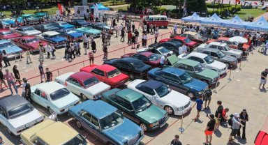 Tuzla'da nostalji rüzgarı: Klasik otomobiller sahilde buluştu