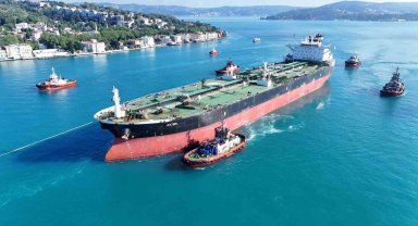 Ukrayna'nın vurduğu dev tanker İstanbul Boğazı'ndan geçirildi