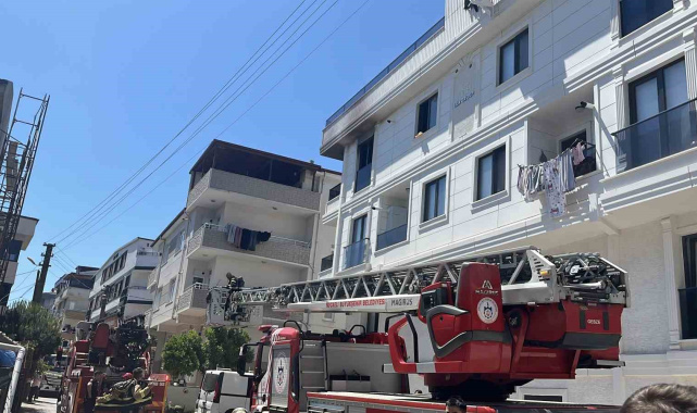 Yangında mahsur kalan hamile anne ve 2 çocuğu kurtarıldı