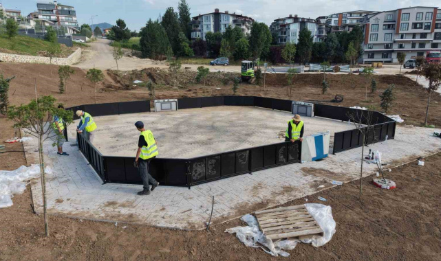 Yeşilyurt Millet Bahçesi'nde çocuk oyun alanlarının kurulumu başladı