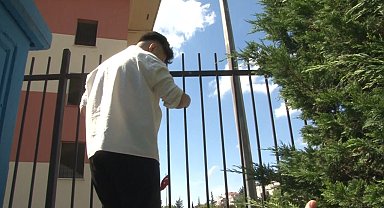 YKS'ye geç kalan adaylar demir parmaklıklara tırmandı