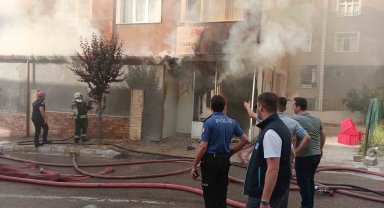 Yumurta dükkanını saran alevlere iş makinesiyle müdahale