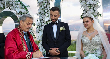 Yusuf Alemdar'ın kıydığı nikâhta Ebrar ve Ömer'e mutluluk alkışı