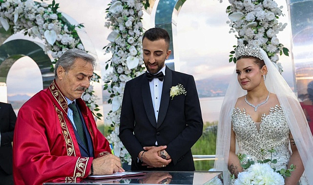 Yusuf Alemdar'ın kıydığı nikâhta Ebrar ve Ömer'e mutluluk alkışı