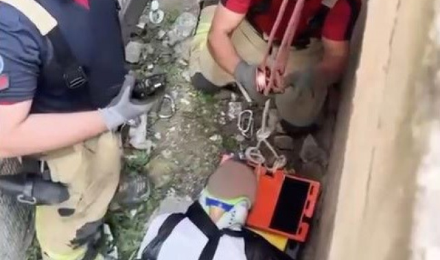 Zeytinburnu'nda 5 metre yükseklikten boşluğa düşen şahsın kurtarılma anı kameraya yansıdı