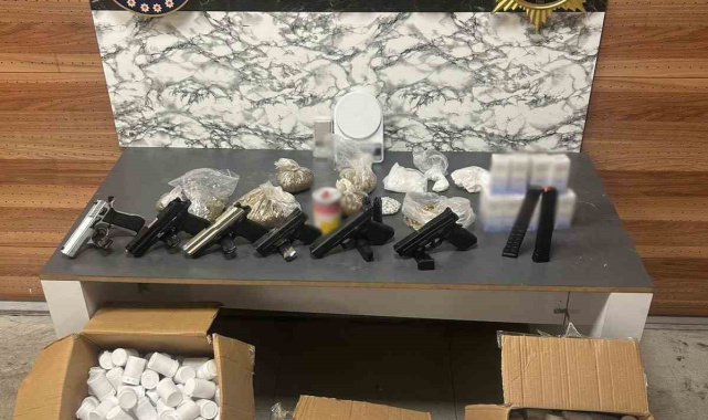 Zeytinburnu'nda uyuşturucu operasyonunda 60 bin sentetik ecza hap ele geçirildi