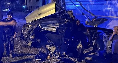Ağaca çarpan otomobil ikiye bölündü, sürücü hafif sıyrıklarla kurtuldu