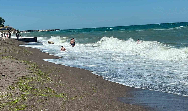 Akçakoca'da olumsuz hava şartları nedeniyle denize girmek yasaklandı