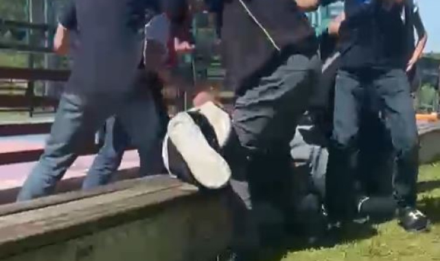 Arnavutköy'de çocuklar arasındaki kavga kamerada: acımasızca saldırdılar