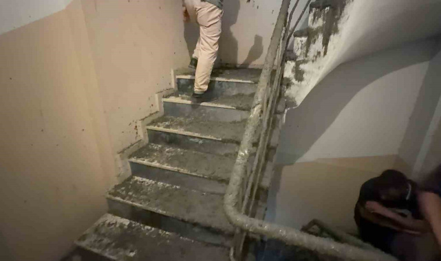 Arnavutköy'de inşaatta beton dökülürken 6 katlı binanın duvarı patladı: Yüzlerce kilo beton bina içerisine doldu